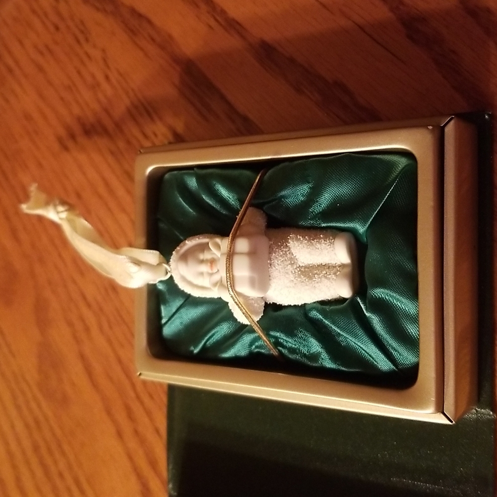 Department 56 Snowbabies Flying Angel with Present Ornament with box
